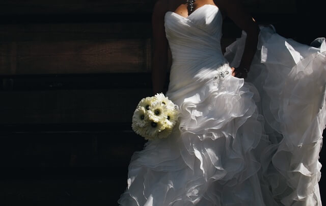 Kobieta w sukni ślubnej