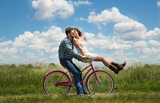 Kobieta i mężczyzna na rowerze