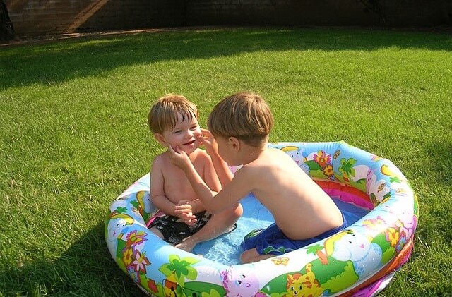Dzieciw dmuchanym basenie