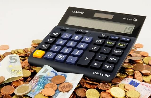 Kalkulator i pieniądze