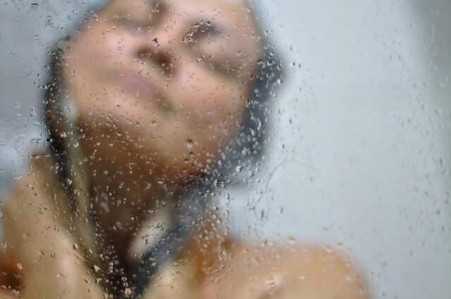 Kobieta pod prysznicem