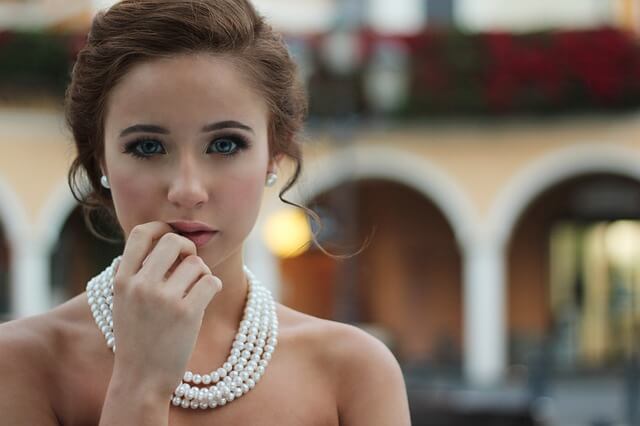 elegancka kobieta perły