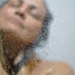 kobieta-pod-prysznicem