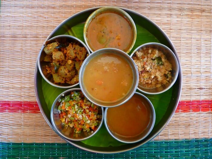 miseczki z potrawami kuchni indyjskiej