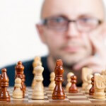 szachy-pionki-figury-szachownica-facet-okulary