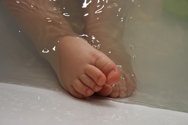 dziecko-niemowlę-kąpiel-komoda-kąpielowa