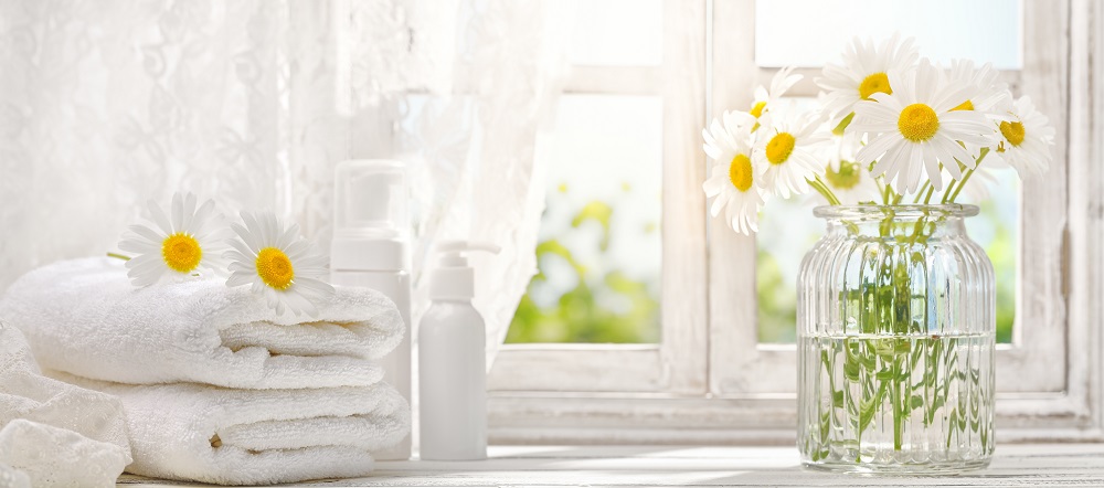 Okno, ręczniki, kwiaty