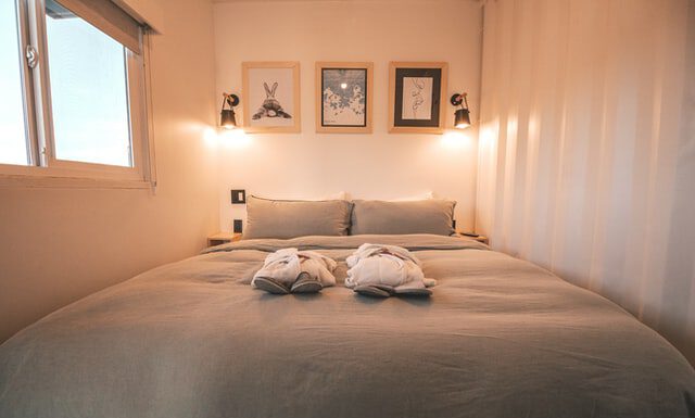 Biała komoda do małej sypialni? Jak optycznie powiększyć sypialnię? mała sypialnia