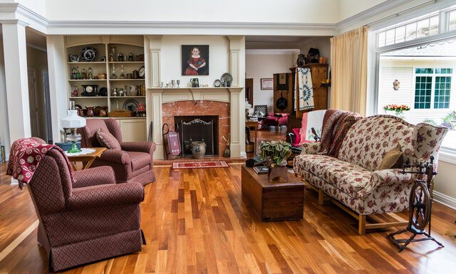 Jakie zabytkowe meble sprawdzą się w salonie? zabytkowe meble