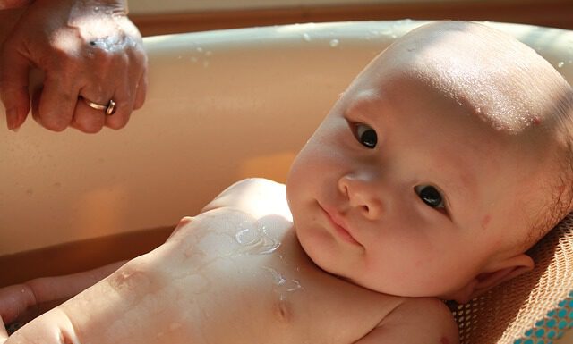 Ładna i praktyczna komoda kąpielowa z przewijakiem. Jak wybrać komodę kąpielową dla dziecka? dziecko w kąpieli