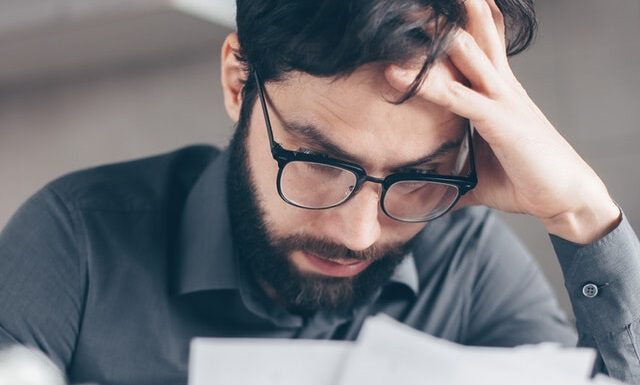 Konsekwencje upadłości konsumenckiej. Z czym wiąże się upadłość konsumencka? Mężczyzna w kłopotach finansowych