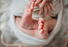 stopy niemowlęcia