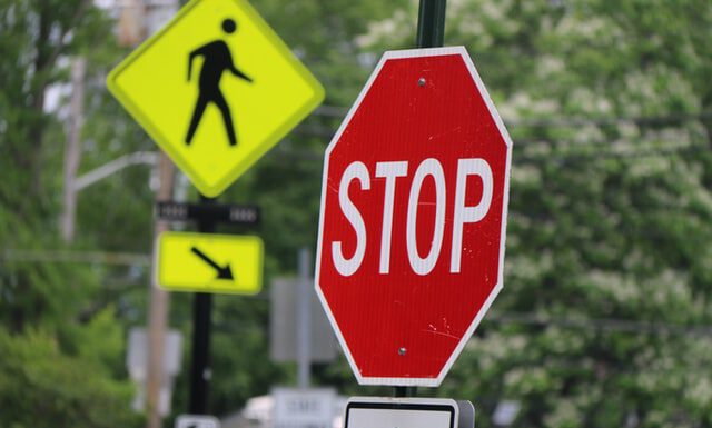 Montaż znaków drogowych na terenie prywatnym – co mówią przepisy? Montaż znaków drogowych