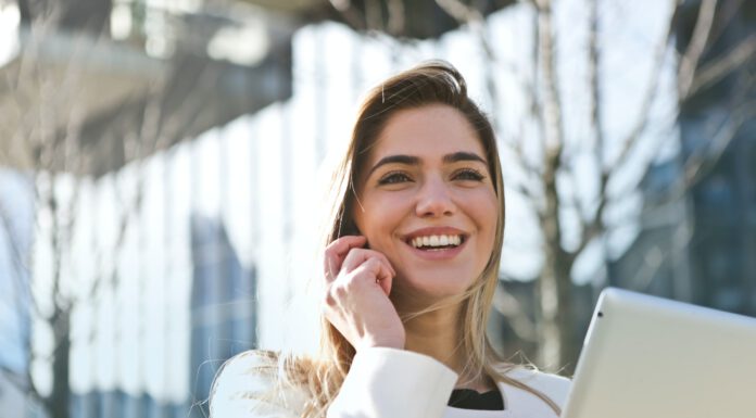 Jak znaleźć pracę marzeń? usmiechnięta kobieta