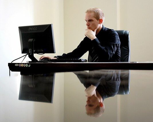 mężczyzna pracujący przy komputerze