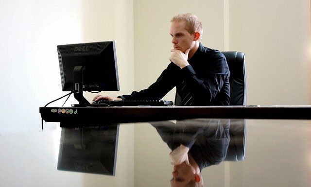 Zmiana firmowego rachunku bankowego – jak, gdzie zgłosić? mężczyzna pracujący przy komputerze