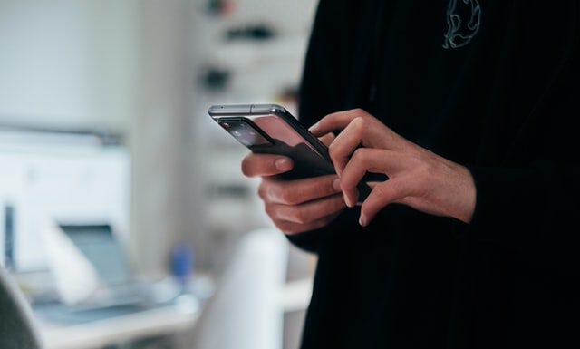 Konto osobiste z bankowością mobilną. Który bank ma najlepszą aplikację? osoba korzystająca ze smartfona