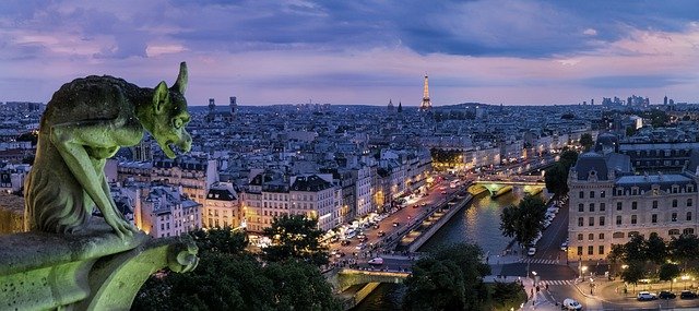 Posąg gargula z widokiem na Paryż