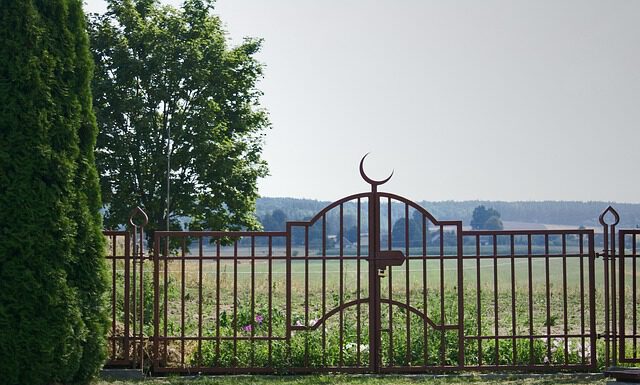 Z czego słynie Podlasie? O czym pamiętać na Podlasiu? islamska brama na podlasiu