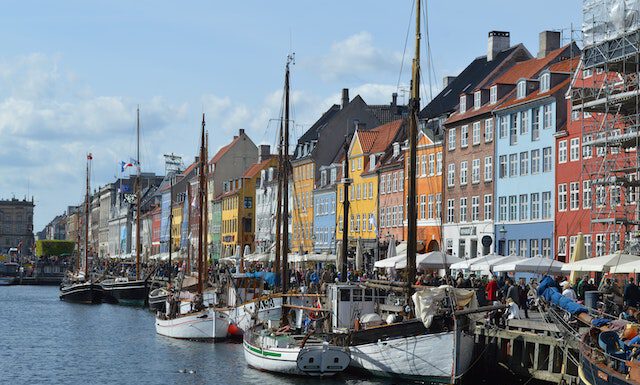 Czy warto pojechać do Danii? Z czego słynie Dania? statki w kopenhadze
