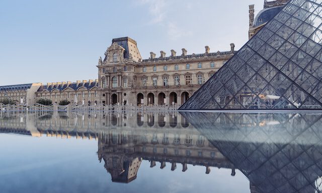 Ciekawostki o Francji. Z czego słynie Francja? widok na luwr