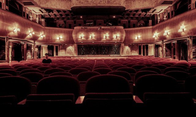 Kto to jest Pola Negri? Z czego słynie Pola Negri? prawie pusta sala kinowa