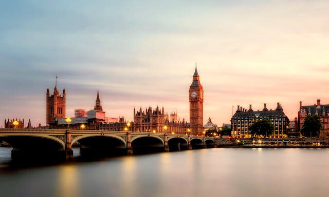 Atrakcje Londynu. Z czego słynie Londyn? Londyn widok na rzekę i wieżę zegarową