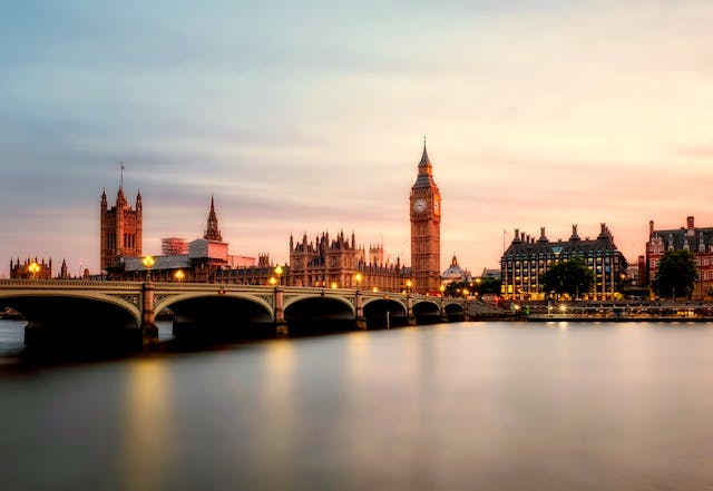 Londyn widok na rzekę i wieżę zegarową