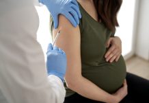 lekarz podaje immunoglobulinę kobiecie w ciąży