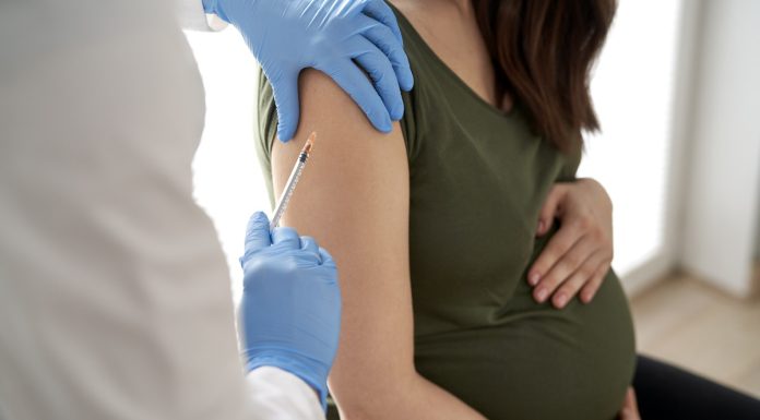 Jak podać immunoglobulinę w ciąży, czy trzeba być na czczo? lekarz podaje immunoglobulinę kobiecie w ciąży