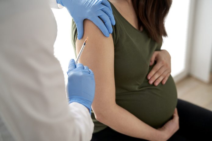 lekarz podaje immunoglobulinę kobiecie w ciąży