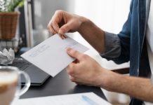 Co, jeśli podam zły kod pocztowy? Co musi być w adresie listu? mężczyzna adresuje list