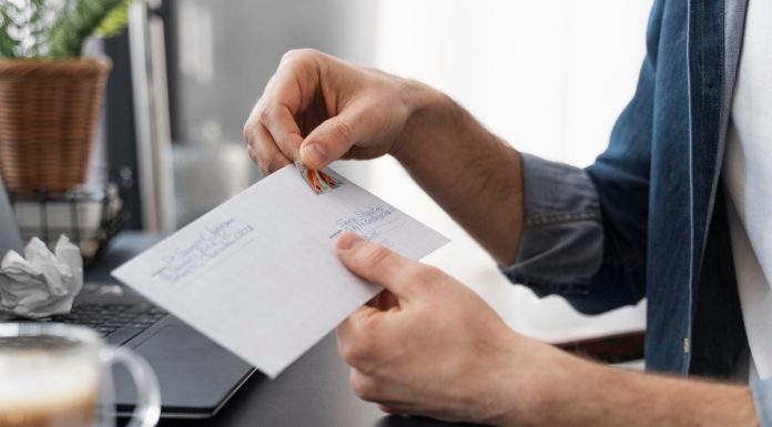 Co, jeśli podam zły kod pocztowy? Co musi być w adresie listu? mężczyzna adresuje list