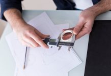 Jak podaje się wymiary długość szerokość… co po kolei się podaje w wymiarach 3D? mężczyzna wykonuje pomiary