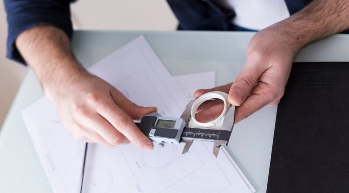 Jak podaje się wymiary długość szerokość… co po kolei się podaje w wymiarach 3D? mężczyzna wykonuje pomiary