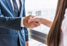 Podawanie ręki policjantowi, kobiecie, starszemu… Kiedy nie wypada podawać ręki? mężczyzna i kobieta podają sobie ręce