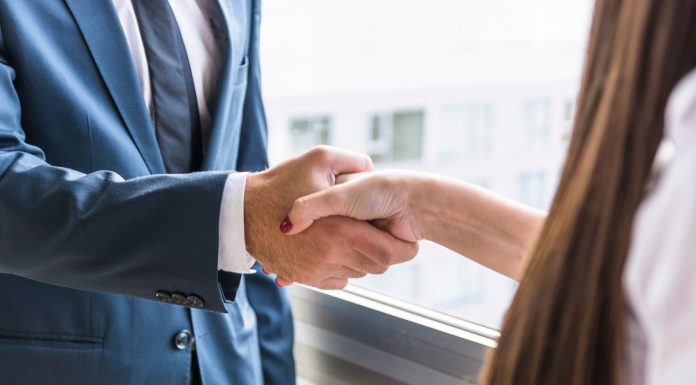 Podawanie ręki policjantowi, kobiecie, starszemu… Kiedy nie wypada podawać ręki? mężczyzna i kobieta podają sobie ręce