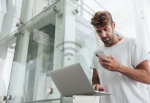 Jaki jest najlepszy internet? mężczyzna sprawdza internet