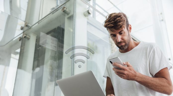 Jaki jest najlepszy internet? mężczyzna sprawdza internet