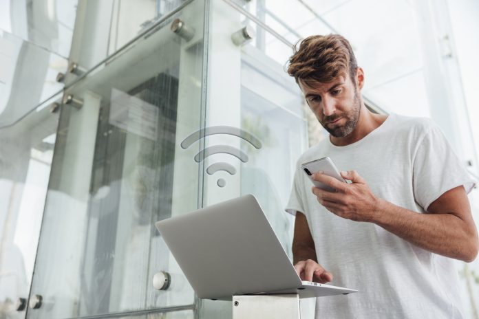 mężczyzna sprawdza internet