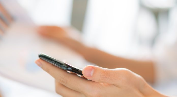 Jaka jest najlepsza marka telefonu? Kobieta trzyma telefon w dłoni