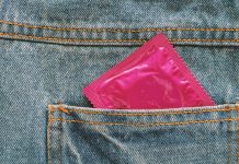 Jakie są najlepsze prezerwatywy? Prezerwatywa w tylnej kieszeni spodni