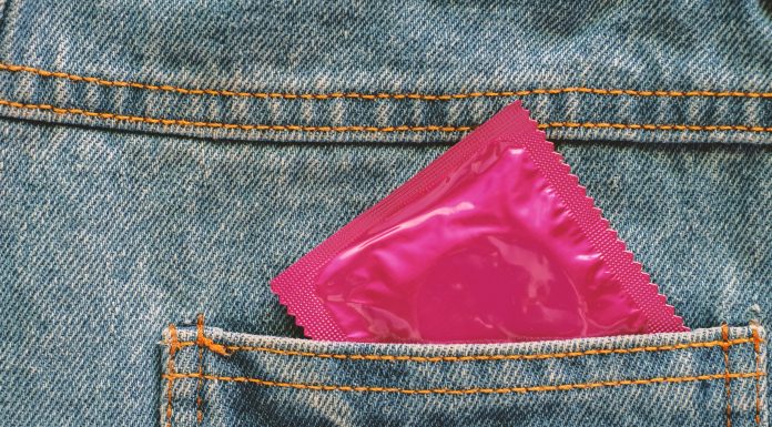 Jakie są najlepsze prezerwatywy? Prezerwatywa w tylnej kieszeni spodni