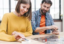 Jaka jest najlepsza gra planszowa na świecie? Małżeństwo gra w planszówkę