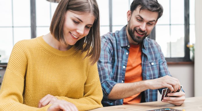 Jaka jest najlepsza gra planszowa na świecie? Małżeństwo gra w planszówkę