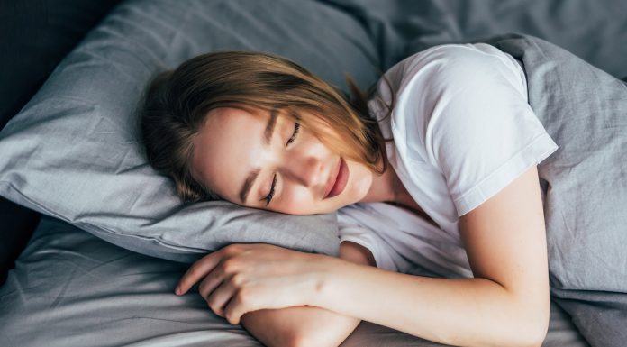 Jaka jest najlepsza pozycja do spania? śpiąca kobieta