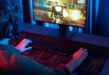 Jaka jest najlepsza gra komputerowa na świecie? Młody gracz przy komputerze