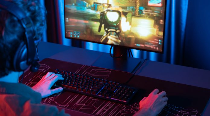 Jaka jest najlepsza gra komputerowa na świecie? Młody gracz przy komputerze