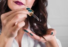 Jaki jest najlepszy olej do włosów? kobieta aplikuje olej do włosów