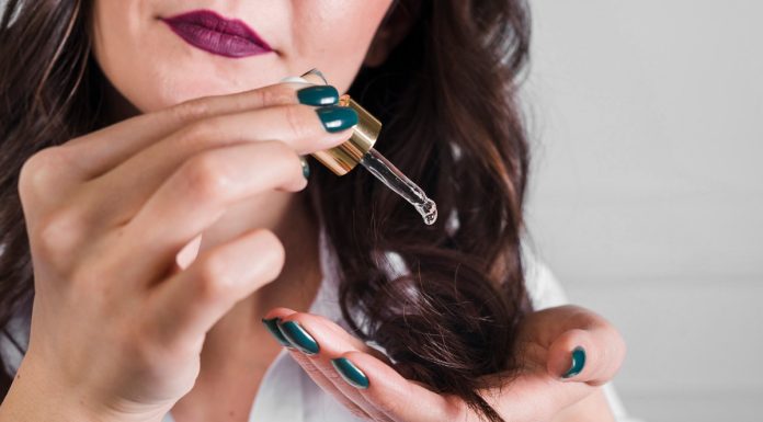 Jaki jest najlepszy olej do włosów? kobieta aplikuje olej do włosów